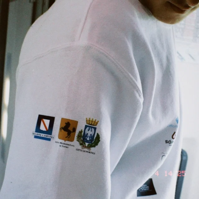 🏁A symbol of a shared journey.

💙Every logo printed on this gear represents the moral support that believed in us and stood by our side during the ITS Prime Tuscany regional finals.

🤝Wearing this means carrying the passion, dedication, and pride of a team that turned collaboration and mutual support into its greatest strength.

🙏🏼Thank you to everyone who made this possible.
.
.
.
.
.
.
.
.
.
.
.
.
.
.
.
.
.
.
#silverace #livefastraceinsilver #moralsoonsorship #napoli #campania #portici #teamwork #stem #f1 #formula1 #formula1inschools #f1inschools #f1inschoolsita